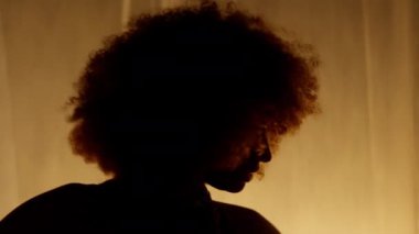 Profesyonel Dansçı Sahne Perdesine Karşı Stüdyoda Sahne Arkası Yumuşak Işıklı. Afro-Amerikan Kadın Afro-Saç Stili Parlayan Işıklarda Dans. Yakın çekim Yavaş çekim Dolly Out