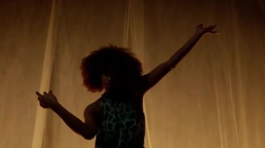 Profesyonel Dansçı Sahne Perdesine Karşı Stüdyoda Sahne Arkası Yumuşak Işıklı. Afro-Amerikan Kadın Afro-Saç Stili Parlayan Işıklarda Dans. Yavaş Hareket Yakın Çekim