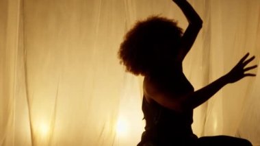 Profesyonel Dansçı Sahne Perdesine Karşı Stüdyoda Sahne Arkası Yumuşak Işıklı. Afro-Amerikan Kadın Afro-Saç Stili Parlayan Işıklarda Dans. Yakın çekim Yavaş çekim Dolly in shot