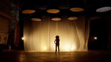 Profesyonel Dansçı Sahne Perdesine Karşı Stüdyoda Sahne Arkası Yumuşak Işıklı. Afro-Amerikan Kadın Afro-Saç Stili Parlayan Işıklarda Dans. Yavaş Hareket Görüntüsü