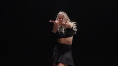 Siyah Arkaplan Karşıtı Profesyonel Dansçı. Stüdyoda Dans Eden Uzun Sarı Saçlı Baştan Çıkarıcı Genç Kadın. Yavaş Hareket Doli Çekim