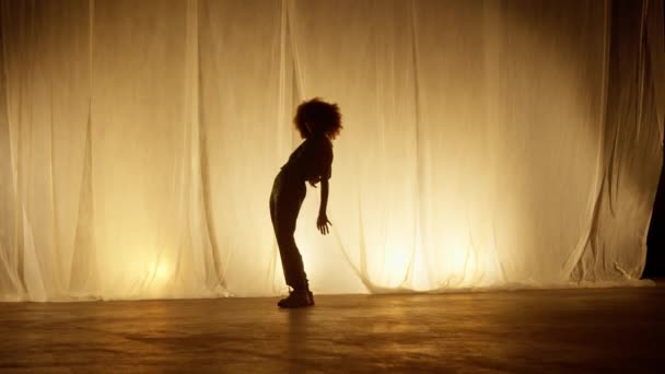 Bailarina Profesional Actuando Estudio Contra Cortina Escenario Con Retroiluminación Suave — Vídeos de Stock