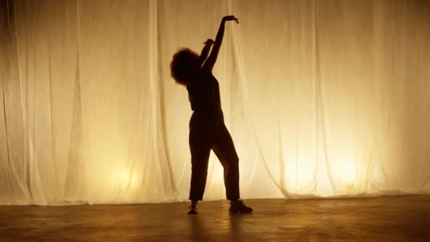 Bailarina Profesional Actuando Estudio Contra Cortina Escenario Con Retroiluminación Suave — Vídeos de Stock