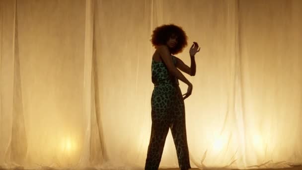 Szakmai Dancer Performing Studio Stage Curtain Soft Warm Háttérvilágítás Afrikai — Stock videók