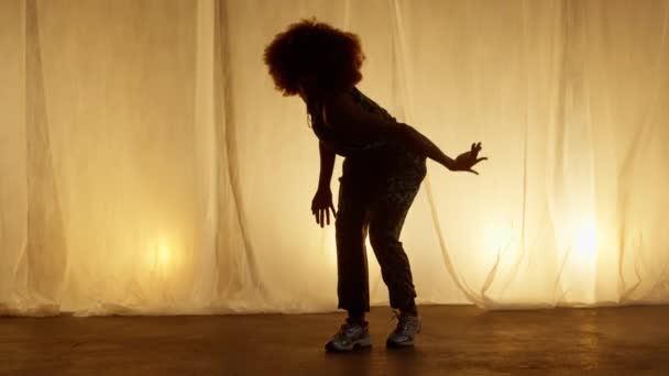 Танцовщик Выступает Студии Фоне Сценического Занавеса Подсветкой Афроамериканка Афропрической Танцует — стоковое видео
