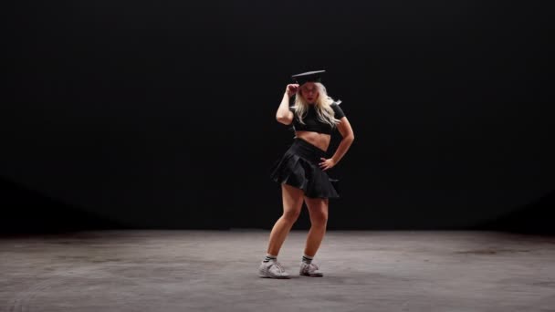 Επαγγελματίας Χορευτής Εκτέλεση Μαύρο Φόντο Γοητευτική Νεαρή Γυναίκα Μακριά Ξανθά — Αρχείο Βίντεο