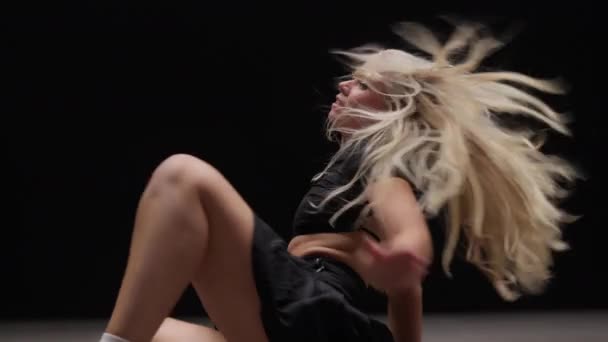 Close Professional Dancer Performing Black Background Dalam Bahasa Inggris Seductive — Stok Video