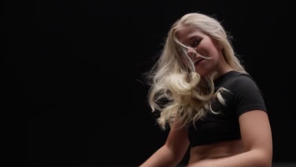 Professionell Dansare Utför Mot Svart Bakgrund Förförisk Ung Kvinna Med — Stockvideo