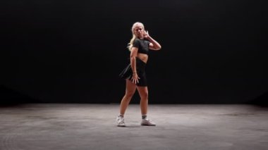 Siyah Arkaplan Karşıtı Profesyonel Dansçı. Stüdyoda Dans Eden Uzun Sarı Saçlı Baştan Çıkarıcı Genç Kadın. Yavaş Hareket Görüntüsü