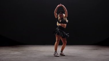 Siyah Arkaplan Karşıtı Profesyonel Dansçı. Uzun sarı saçlı, baştan çıkarıcı genç kadın stüdyoda Şapka Giyen ve Dans Eden polisler. Yavaş Hareket Görüntüsü