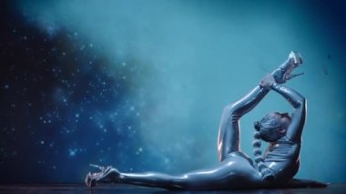 Esnek Kadın Akrobat Parlak Kıyafet Giyiyor ve Yüksek Topuklular Yıldız Alanına Karşı Sahnede Sahne alıyor. İnanılmaz Bir Performansın Gizemli Atmosferi. Sabit Çekim
