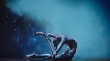 Esnek Kadın Akrobat Parlak Kıyafet Giyiyor ve Yüksek Topuklular Yıldız Alanına Karşı Sahnede Sahne alıyor. İnanılmaz Bir Performansın Gizemli Atmosferi. Sabit Çekim