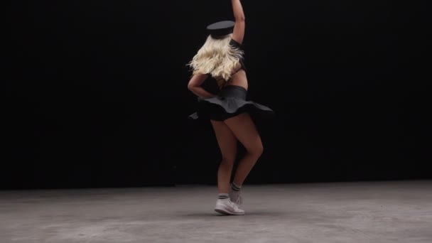 Professionele Danser Treedt Tegen Zwarte Achtergrond Verleidelijke Jonge Vrouw Met — Stockvideo