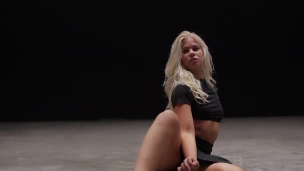 Profesionální Tanečnice Černém Pozadí Svůdná Mladá Žena Dlouhými Blond Vlasy — Stock video