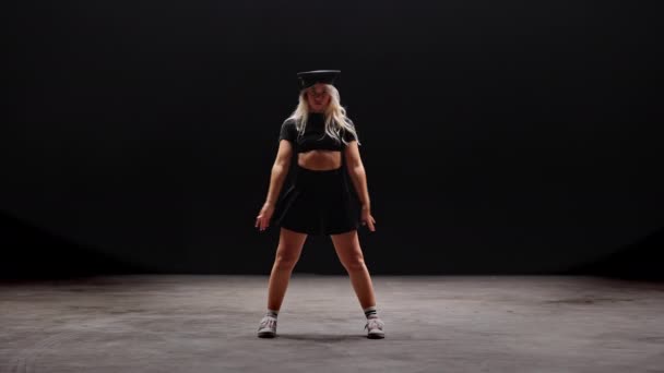 Professionelle Tänzer Die Vor Schwarzem Hintergrund Auftreten Verführerische Junge Frau — Stockvideo