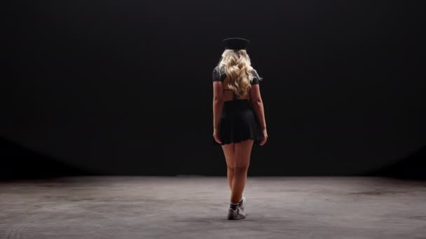 Професійна Танцівниця Яка Виступає Проти Чорного Фону Спокуслива Молода Жінка — стокове відео