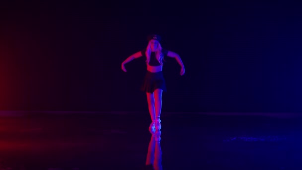 Sexy Junge Frau Mit Polizeimütze Tanzt Bunten Bühnenlicht Eines Studios — Stockvideo