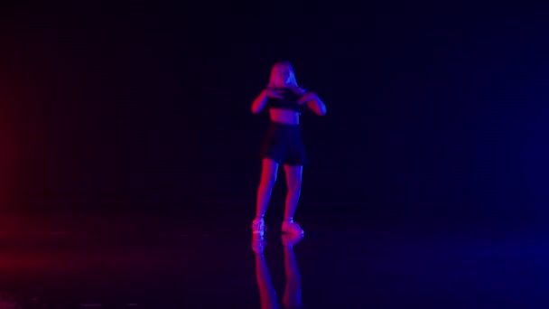 Сексуальна Молода Жінка Довгими Блондинками Танцює Барвистих Сценах Вогні Студії — стокове відео