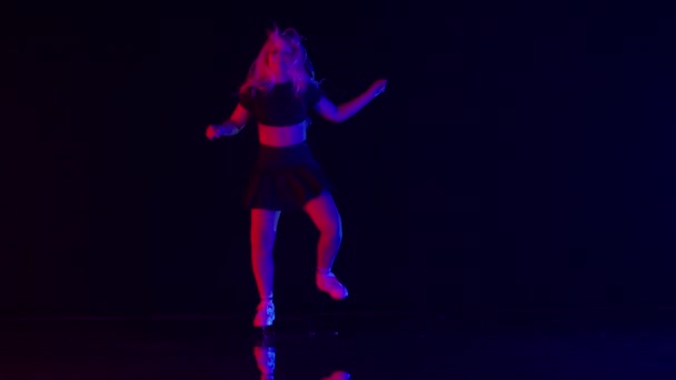 Sexy Junge Frau Mit Langen Blonden Haaren Tanzt Bunten Bühnenlicht — Stockvideo