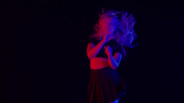 Σέξι Νεαρή Γυναίκα Μακριά Ξανθά Μαλλιά Χορεύει Πολύχρωμα Φώτα Στάδιο — Αρχείο Βίντεο