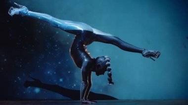 Esnek Kadın Akrobat Parlak Kıyafet Giyiyor ve Yüksek Topuklular Yıldız Alanına Karşı Sahnede Sahne alıyor. İnanılmaz Bir Performansın Gizemli Atmosferi. Sabit Çekim