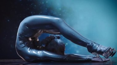 Parlak Kıyafet Giyen Esnek Kadın Akrobatın Sabit Çekimi ve Yıldızlı Uzay Arkaplanına Karşı Sahnede Yüksek Topuklar Gösterisi. İnanılmaz Bir Performansın Gizemli Atmosferi