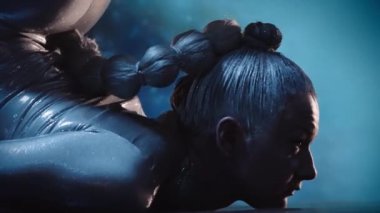 Sahnede Parlak Kıyafet Giyen Esnek Kadın Akrobatın Süper Yakın Çekimi. İnanılmaz Bir Performansın Gizemli Atmosferi