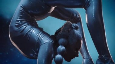 Sahnede Parlak Kıyafet Giyen Esnek Kadın Akrobatın Süper Yakın Çekimi. İnanılmaz Bir Performansın Gizemli Atmosferi