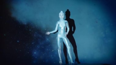 Esnek Kadın Akrobat Parlak Kıyafet Giyiyor ve Yüksek Topuklular Yıldız Alanına Karşı Sahnede Sahne alıyor. İnanılmaz Bir Performansın Gizemli Atmosferi. Sabit Çekim