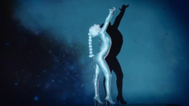 Esnek Kadın Akrobat Parlak Kıyafet Giyiyor ve Yüksek Topuklular Yıldız Alanına Karşı Sahnede Sahne alıyor. İnanılmaz Bir Performansın Gizemli Atmosferi. Sabit Çekim