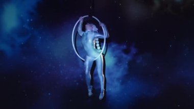 Parlak Kıyafet Giyen Esnek Kadın Akrobatları ve Yıldızlı Uzay Arkaplanına Karşı Havadan Kapak Yapan Yüksek Topuklar. İnanılmaz Bir Performansın Gizemli Atmosferi. Sabit Çekim