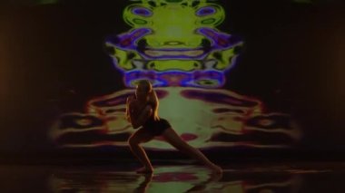 Stüdyoda Dans Eden Uzun Saçlı Sanatçı Genç Kadın. Karanlık Canlandırılmış Arkaplan Karşısında Dansçı