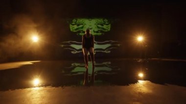 Stüdyoda Dans Eden Sanatçı Genç Kadın. Karanlık Animasyon Arkaplan ve Sahne Işıklarına Karşı Dansçı. Çekim Dolly