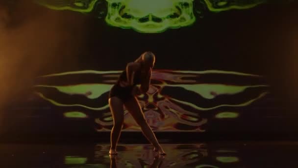 Artistic Young Long Hairs Χορεύοντας Στη Σκηνή Του Στούντιο Χορεύτρια — Αρχείο Βίντεο