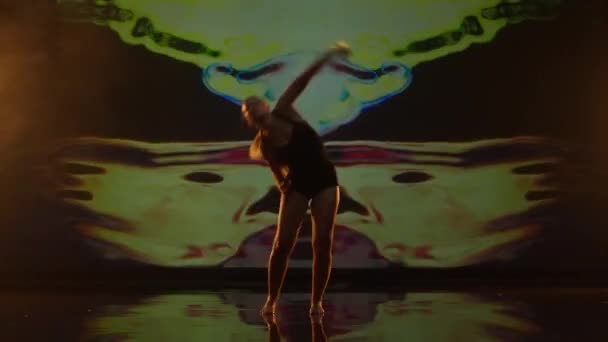 Художня Молода Жінка Довгим Волоссям Танцює Сцені Студії Танцівниця Виступає — стокове відео