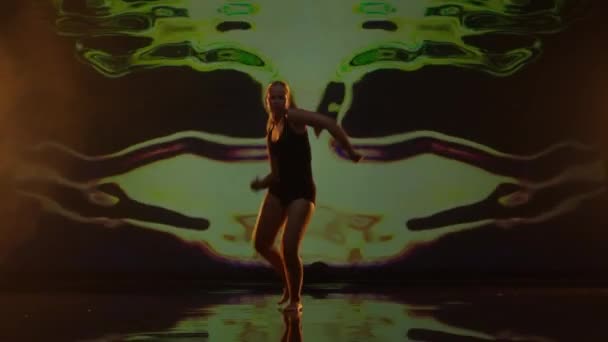 Künstlerische Junge Frau Mit Langen Haaren Tanzt Auf Einer Studiobühne — Stockvideo