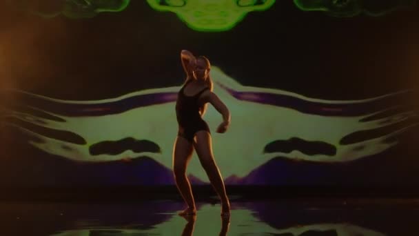 Konstnärlig Ung Kvinna Med Långa Hår Dansar Studio Scen Dancer — Stockvideo