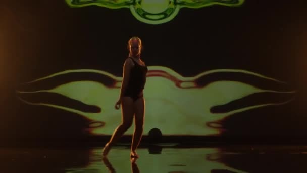 Artistieke Jonge Vrouw Met Lange Haren Dansen Een Studio Podium — Stockvideo