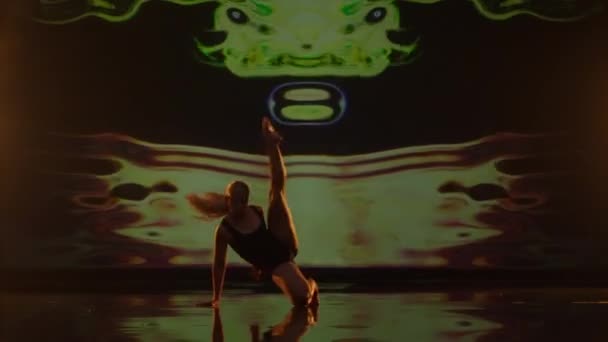 Artistik Young Woman Long Hairs Dancing Studios Stage Tampil Kanker — Stok Video