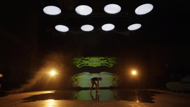 Wide Shot Artistic Young Woman Dancing Studios Stage Spotlights Inglês — Vídeo de Stock