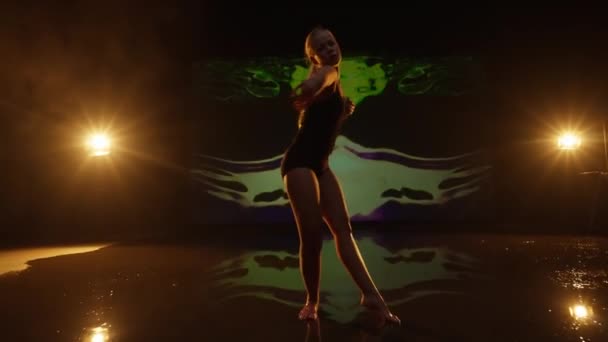 Artistic Young Woman Dancing Studios Stage Bailarina Actuando Contra Fondo — Vídeo de stock