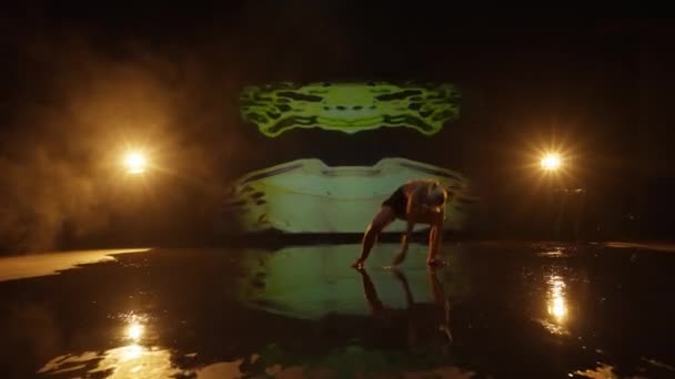 Artis Wanita Muda Yang Menari Panggung Studio Dancer Performing Dark — Stok Video