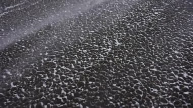 Yavaş Hareketli Orta Yol Çekimi İzlanda yüzeyine kar yağışı ile yükseliyor