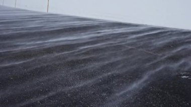 Rüzgâr İzlanda, yüzeye vuran karla kaplanmış yol karla çevrili.