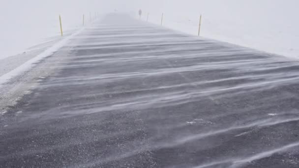 Amplia Toma Bloqueo Carretera Cubierta Con Nieve Barriendo Superficie Por — Vídeo de stock