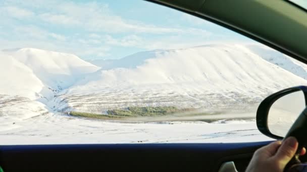 Střední Ruční Pohled Záběr Boku Řidiče Vozidla Projíždějící Zasněžené Hory — Stock video
