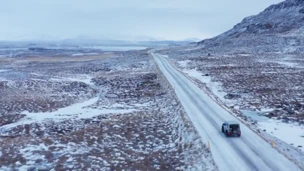 Weite Drohnenflüge Verfolgen Auto Das Über Schneebedeckter Straße Landschaft Island — Stockvideo