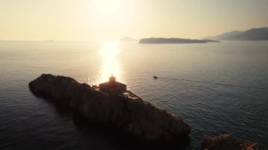 Adriyatik Denizi üzerindeki İHA Uçuşu Hırvatistan 'ın Parlak Güneş Işığı Altında Dubrovnik sahilinde Kayalıklar ve Tekne Üzerine Yön Veriyor