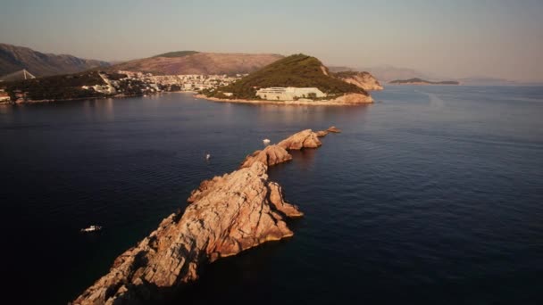 Drone Sobre Rocas Mar Adriático Con Costa Dubrovnik Croacia — Vídeo de stock