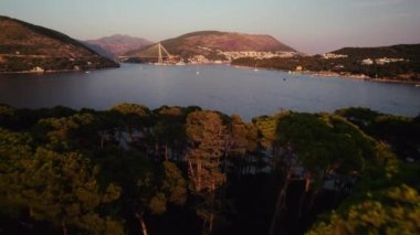 Adriyatik Denizi ve Hırvatistan 'ın Dubrovnik kıyı şeridine doğru Ağaçların Üzerindeki Geniş İHA